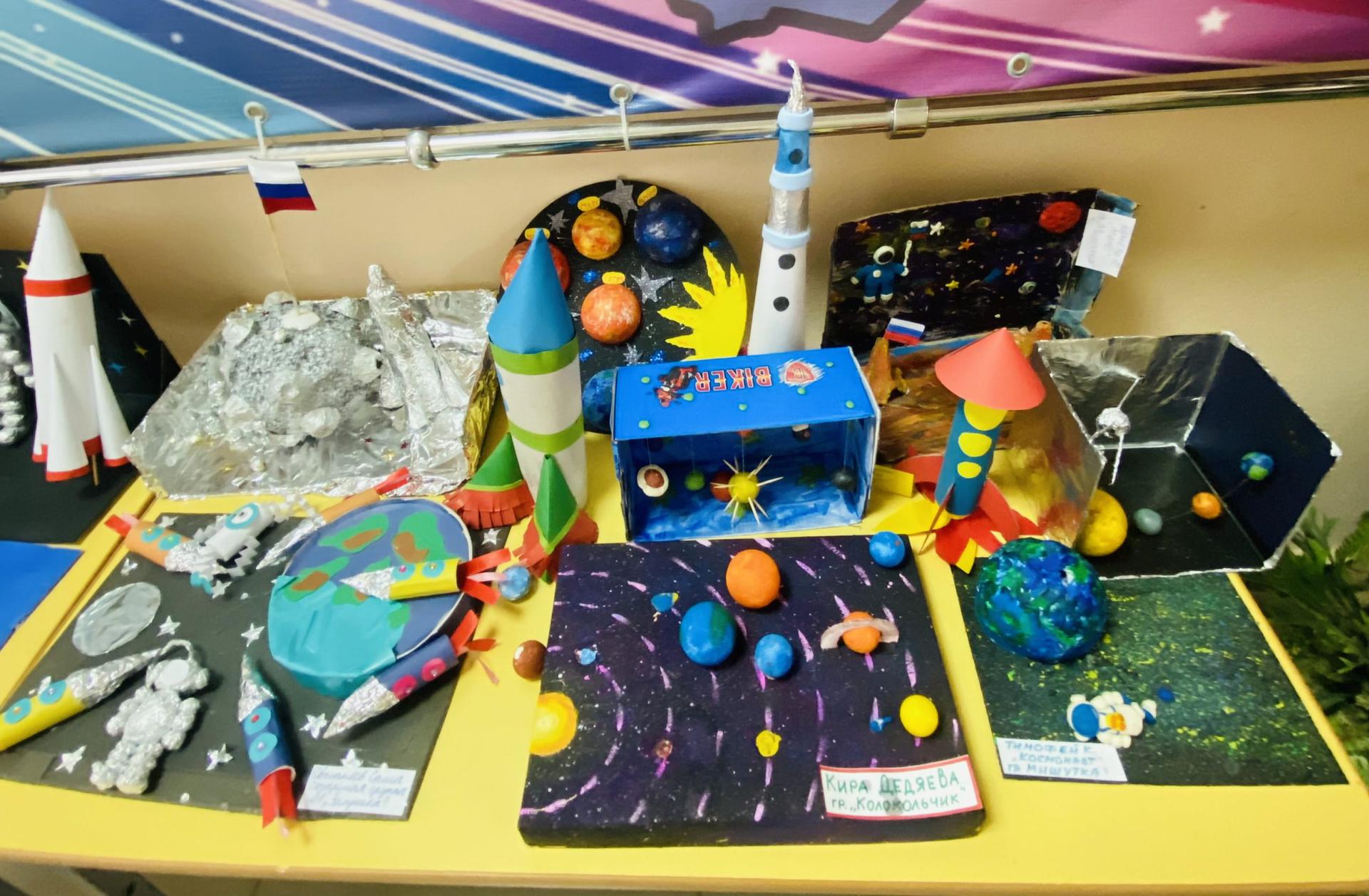 Макет космоса для детского сада. Выставка космос в детском саду. Макет космоса своими руками. Космический макет в детский сад.